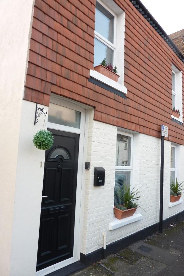 A Wonderful Place In The Hub Of The City, Yet On The Edge Of The Countryside Holiday home Salisbury