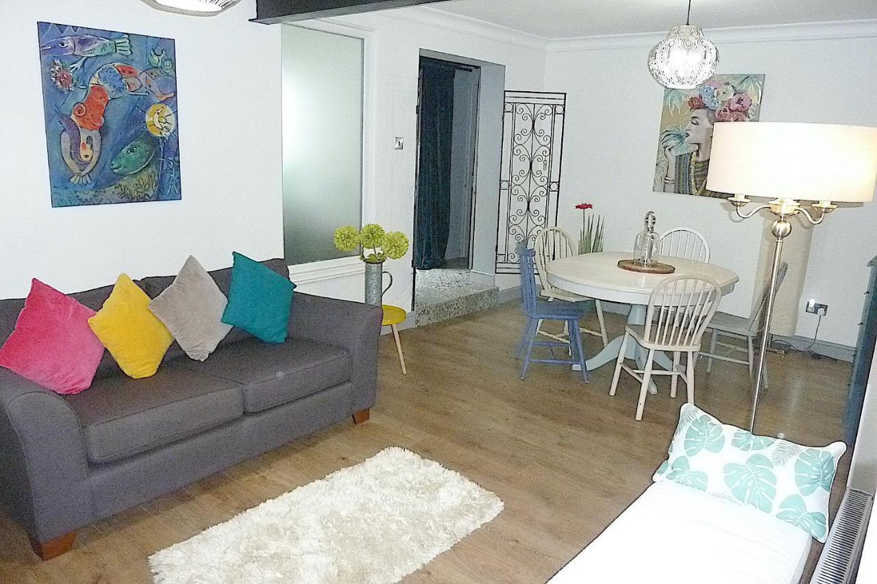 A Wonderful Place In The Hub Of The City, Yet On The Edge Of The Countryside * Salisbury